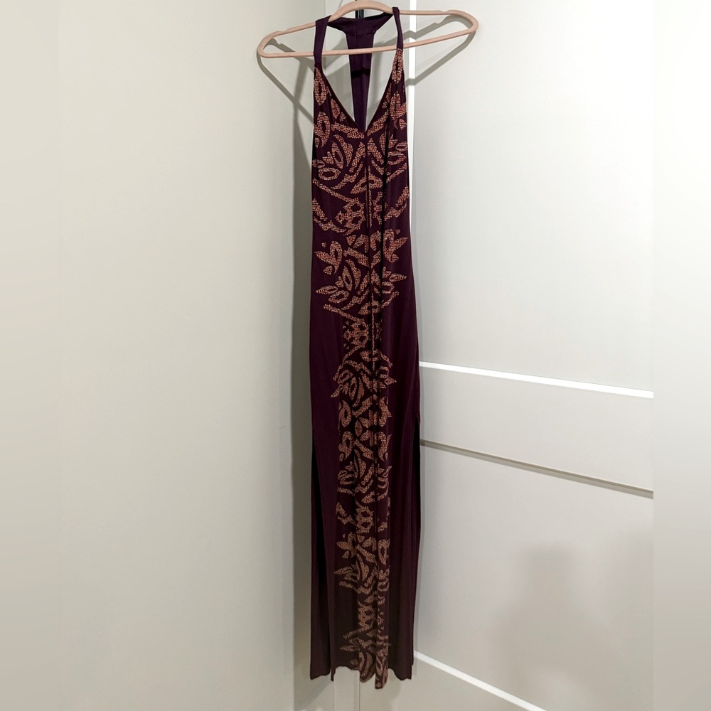 Maxi bodycon magenta dress with floral details